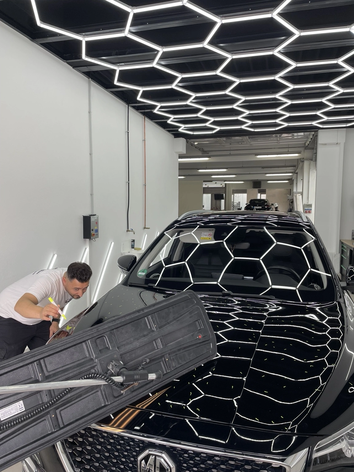 Dellentechniker bei der Arbeit an einer Fahrzeugtür